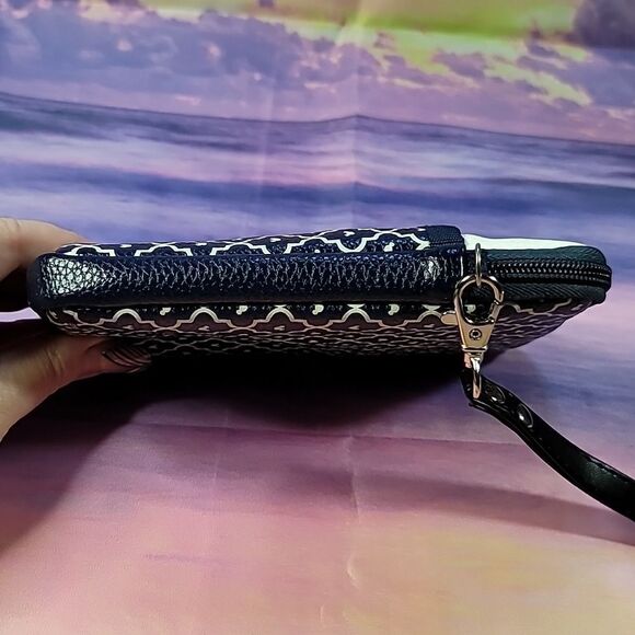 Disney Mickey Mouse Print D-Tech Electronics Zip Case with Wrist Strap - Picture 9 of 12